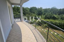 RIJEKA, COSTABELLA, BIVIO- samostojeća villa 450m2 s pogledom na more i bazenom + uređena okućnica 1100m2, Rijeka, House