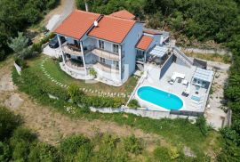 RIJEKA, COSTABELLA, BIVIO- samostojeća villa 450m2 s pogledom na more i bazenom + uređena okućnica 1100m2, Rijeka, Famiglia