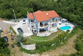 RIJEKA, COSTABELLA, BIVIO- samostojeća villa 450m2 s pogledom na more i bazenom + uređena okućnica 1100m2, Rijeka, Ev