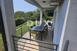 RIJEKA, COSTABELLA, BIVIO- samostojeća villa 450m2 s pogledom na more i bazenom + uređena okućnica 1100m2, Rijeka, Kuća