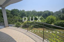 RIJEKA, COSTABELLA, BIVIO- samostojeća villa 450m2 s pogledom na more i bazenom + uređena okućnica 1100m2, Rijeka, House