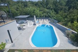 RIJEKA, COSTABELLA, BIVIO- samostojeća villa 450m2 s pogledom na more i bazenom + uređena okućnica 1100m2, Rijeka, Σπίτι