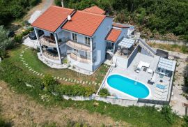 RIJEKA, COSTABELLA, BIVIO- samostojeća villa 450m2 s pogledom na more i bazenom + uređena okućnica 1100m2, Rijeka, Casa