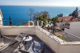 OPATIJA- villa 2.RED DO MORA!! 500m2 + uređena okućnica 900m2, Opatija, Haus