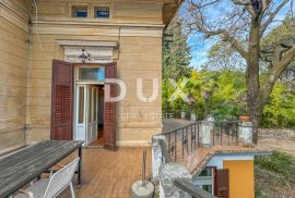 OPATIJA, CENTAR - unikatna povijesna vila površine 484m2 drugi red do mora, Opatija, Kuća