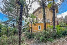 OPATIJA, CENTAR - unikatna povijesna vila površine 484m2 drugi red do mora, Opatija, بيت