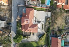 OPATIJA, MATULJI- villa s apartmanima 1000m2 s panoramskim pogledom na more + okućnica 2200m2, Matulji, Maison