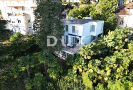 OPATIJA, CENTAR - villa 205 m2 s panoramskim pogledom na more + 700 m2 okućnica!!! PRILIKA!!!, Opatija, بيت