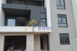 Pula Komforan stan 112,55m2+garaža+parkirno mesto, Pula, Appartment