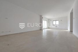 Istra, Pula, penthouse u novogradnji s pogledom na naselje, Pula, Flat