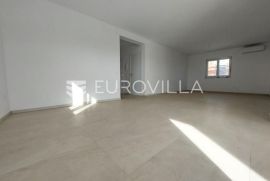 Istra, Pula, penthouse u novogradnji s pogledom na naselje, Pula, Wohnung