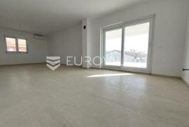 Istra, Pula, penthouse u novogradnji s pogledom na naselje, Pula, Appartement