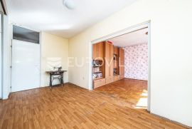 Zagreb, Dubrava trosoban stan za adaptaciju NKP 86m2, Zagreb, Apartamento