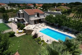 Zadar, Poličnik-Moderna  vila sa bazenom i nogometnim igralištem, Poličnik, House