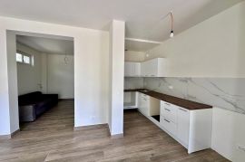 Stan u Risnu prvi red do mora, Kotor, Apartamento