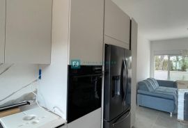 ŠIBENIK - BILICE, novo, namješten luksuzni stan, bazen, prizemlje, 400 m od mora, Šibenik - Okolica, Apartamento