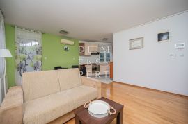 Dvosoban stan s vrtom i dva parkinga, 59m2, Maksimir, Apartamento