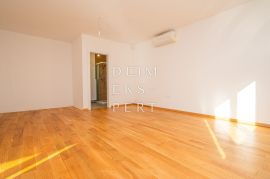 Trosoban stan za najam u centru - Križanićeva, 94 m², Donji Grad, Appartement