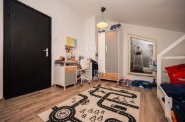 Sesvete, komforan stan na petom katu zgrade s liftom, Sesvete, Appartement