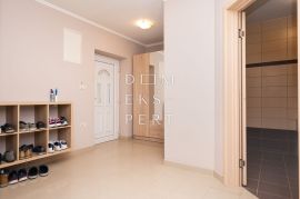 Obiteljska kuća s tri stambene jedinice, GBP 781 m², Belovar, Sesvete, Maison