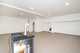 Obiteljska kuća s tri stambene jedinice, GBP 781 m², Belovar, Sesvete, Σπίτι