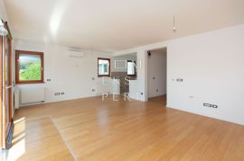 Dvoetažni stan u urbanoj vili s predivnim pogledom, 212 m², Šestine, Podsljeme, Apartamento