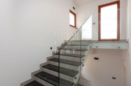 Dvoetažni stan u urbanoj vili s predivnim pogledom, 212 m², Šestine, Podsljeme, Appartment