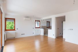 Dvoetažni stan u urbanoj vili s predivnim pogledom, 214.50 m², Šestine, Podsljeme, Apartamento