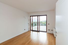 Dvoetažni stan u urbanoj vili s predivnim pogledom, 214.50 m², Šestine, Podsljeme, Flat