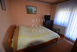 Dvije kuće na odličnoj lokaciji u Sesvetama, pogodno za stanogradnju, 350 m², Sesvete, Maison