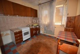 Dvije kuće na odličnoj lokaciji u Sesvetama, pogodno za stanogradnju, 350 m², Sesvete, House