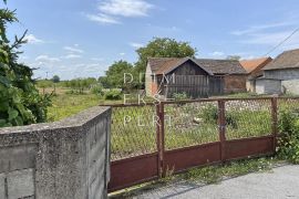 SNIŽENO! Građevinsko zemljište sa starom kućom na Jakuševcu-1615 m2, Novi Zagreb - Istok, Terra