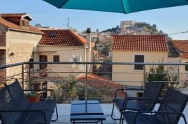 CRNICA - Prekrasna kuća s dva apartmana, Šibenik, Дом