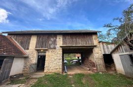 Kuća s pomoćnim objektima u blizini rijeke Gacke, Otočac, Haus