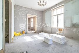 Zagreb, Palmotićeva ulica, odličan četverosoban stan, visoki roh bau s novim liftom 136 NKP, Zagreb, Apartamento