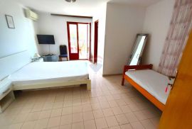 Rovinj,veliki stan,67m2-,200 m od uređene plaže+parking mjesto, Rovinj, Apartamento