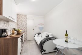 Novi Vinodolski, etaža kuće s dva stana 150 m od mora, Novi Vinodolski, Appartement