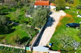 Rovinj,5km-prekrasna kućica u cvijeću na 1230m2 okućnice, Rovinj, House