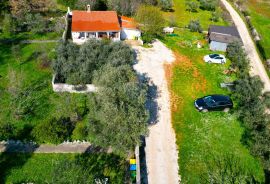 Rovinj,5km-prekrasna kućica u cvijeću na 1230m2 okućnice, Rovinj, Kuća