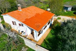 Rovinj,5km-prekrasna kućica u cvijeću na 1230m2 okućnice, Rovinj, Casa