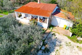 Rovinj,5km-prekrasna kućica u cvijeću na 1230m2 okućnice, Rovinj, House