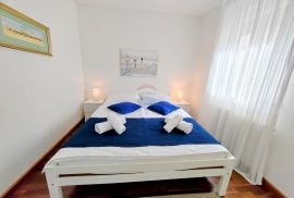 OTOK KRK,OMIŠALJ-villa sa dva stana i bazenom, Omišalj, House