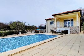 OTOK KRK,OMIŠALJ-villa sa dva stana i bazenom, Omišalj, Casa