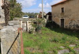 Dvije autohtone istarske kuće s okućnicom, Sveti Lovreč, Maison