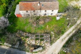 Rovinj-5km,stara kamena kuća na 830m2 građevinskog zemljišta M1, Rovinj, Kuća