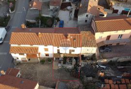 Istra - Rovinjsko Selo - kuća u nizu 120 m2 za renovaciju, Rovinj, Maison