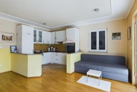 Opatija, Lovran -apartmanska kuća 450m2 sa 4 stana, Opatija - Okolica, Haus