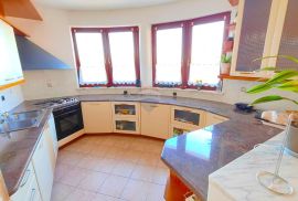 Rovinj, pola kuće - 200 m2 + 4 parkirna mjesta, Rovinj, Apartamento