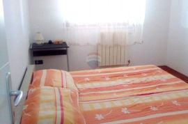 Rovinj, pola kuće - 200 m2 + 4 parkirna mjesta, Rovinj, Appartment