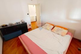 Rovinj, pola kuće - 200 m2 + 4 parkirna mjesta, Rovinj, Wohnung